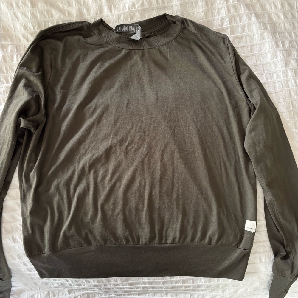 Vuori womens green long sleeve shirt